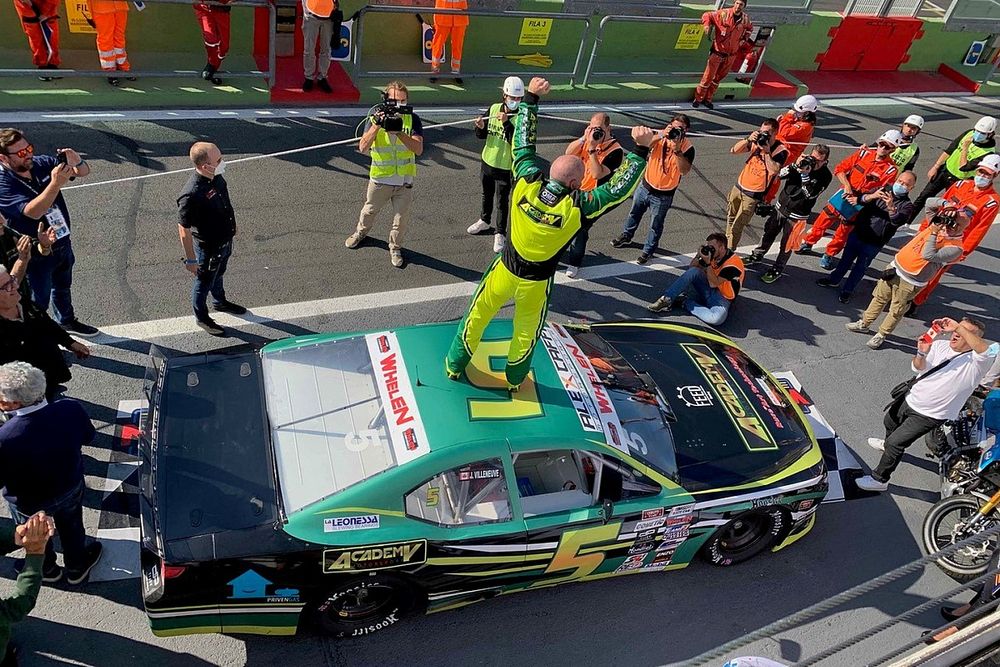 Európai NASCAR-versenyt nyert Jacques Villeneuve