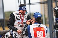 &iexcl;Javi Vega le pide matrimonio a Sara Garc&iacute;a en el podio del Dakar!