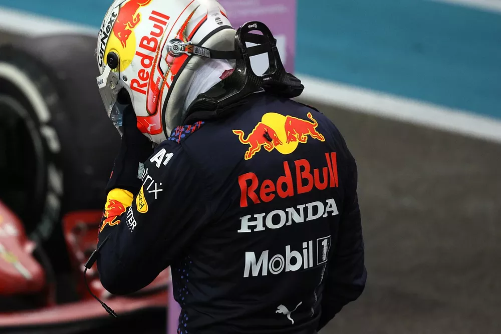 Max Verstappen, Red Bull Racing, 1a posizione, nel Parc Ferme