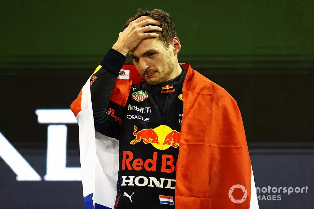 Le vainqueur et Champion du monde Max Verstappen, Red Bull Racing, sur le podium