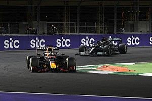 Alonso: "Verstappen rijdt één level hoger dan iedereen in F1"