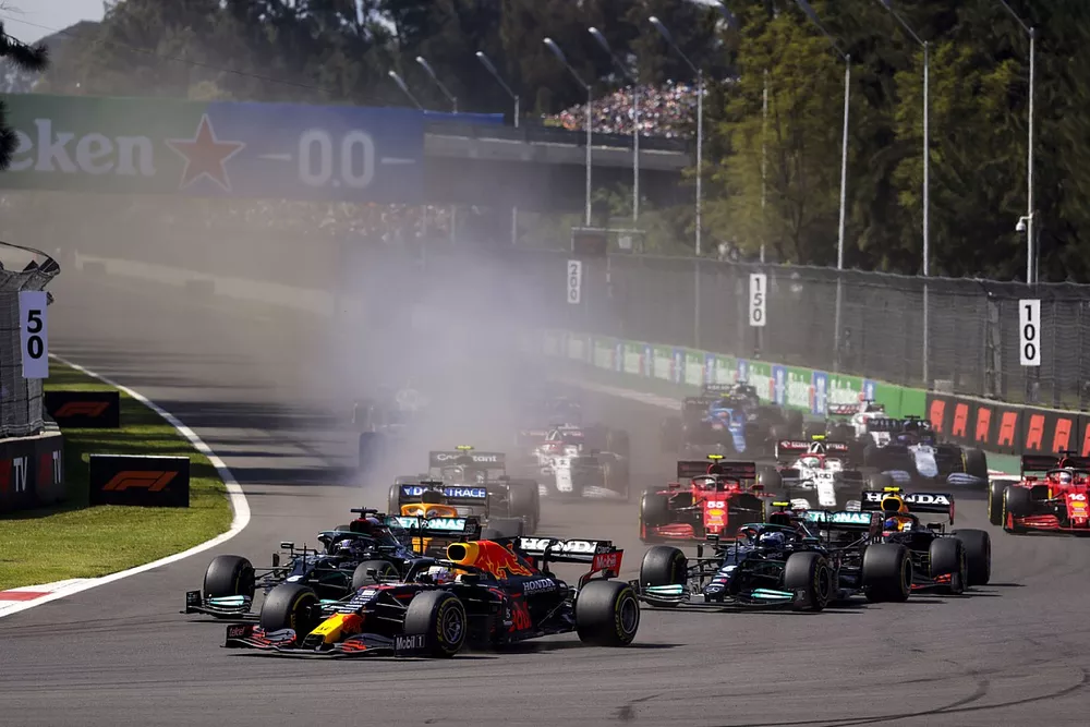 Max Verstappen, Red Bull Racing RB16B, Lewis Hamilton, Mercedes W12, Valtteri Bottas, Mercedes W12, Daniel Ricciardo, McLaren MCL35M, Sergio Perez, Red Bull Racing RB16B, and the rest of the field at the start