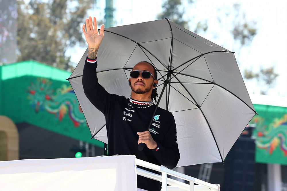 „Hamilton: A Mercedes semmit sem tudott tenni a Red Bull „sokkal gyorsabb” autója ellen