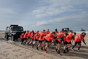 Британские регбисты потренировались в перетягивании гоночного «КамАЗа»