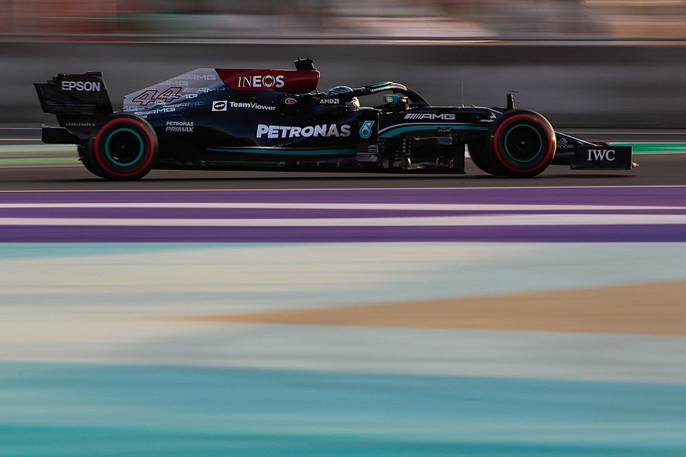 Хэмилтон опередил Ферстаппена на 0,056 с в FP1 в Джидде