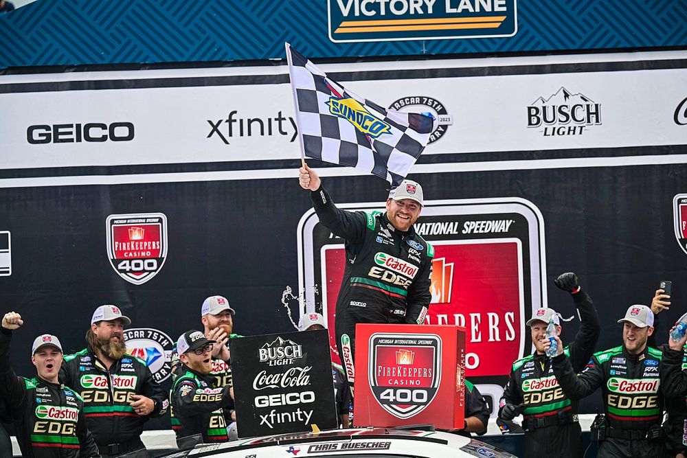 Ganador de la carrera Chris Buescher, RFK Racing, Castrol Edge Ford Mustang en el carril de la victoria