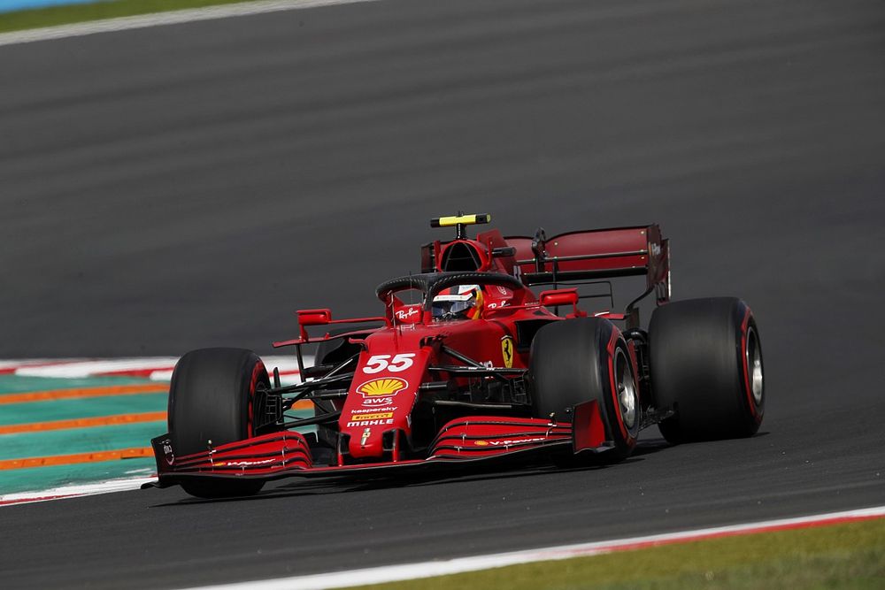 Sainz már kicsit bánja a büntetését, látva a Ferrari jó törökországi tempóját