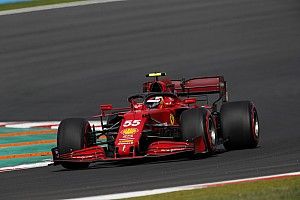 Sainz már kicsit bánja a büntetését, látva a Ferrari jó törökországi tempóját