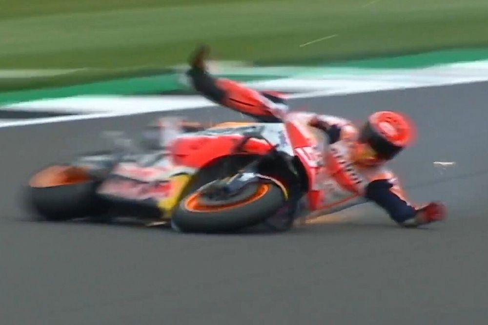 Vídeo: la terrible caída de Márquez en Silverstone