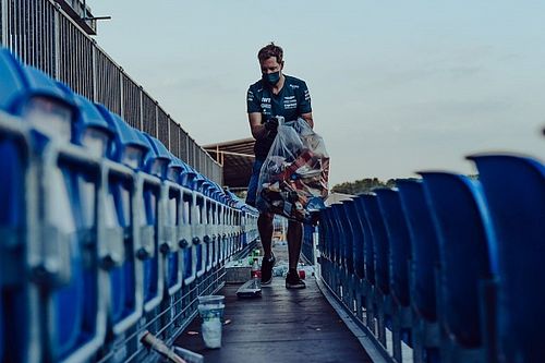 Vettel, Britanya GP'nin ardından tribünlerdeki çöplerin toplanmasına yardım etti