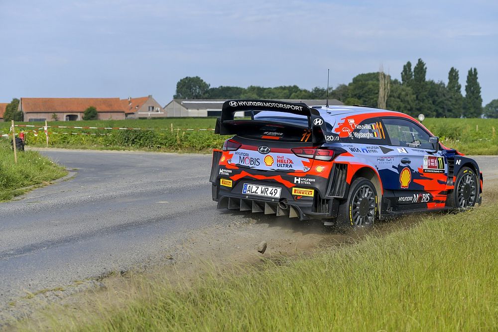 Neuville powiększa przewagę