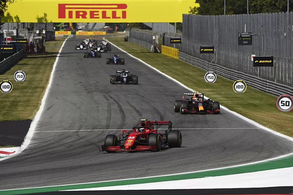 Carlos Sainz Jr., Ferrari SF21, Sergio P&eacute;rez, Red Bull Racing RB16B, y Lance Stroll, Aston Martin AMR21