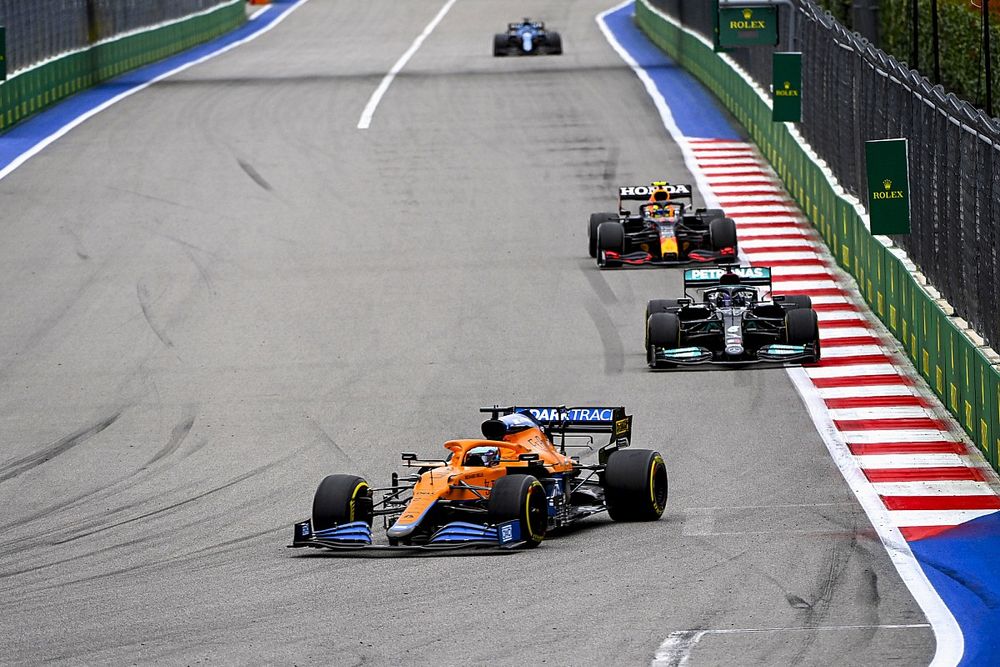 Horner szerint a McLaren még megnehezítheti a Red Bull és a Mercedes dolgát