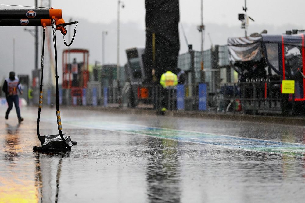 La lluvia sobre el pit lane