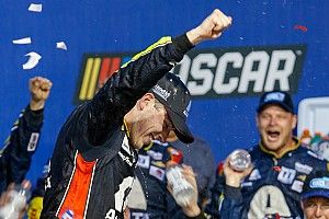 Bowman trava duelo insano com Larson e vence pela primeira vez na NASCAR