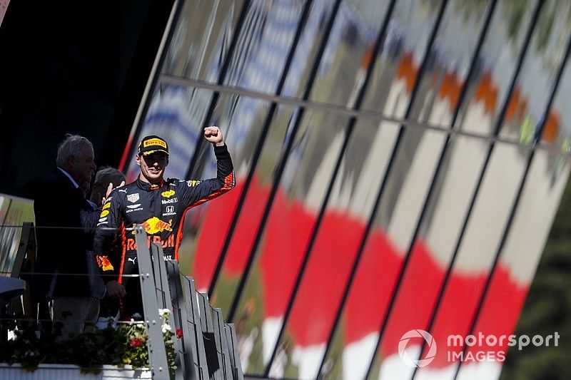 Le vainqueur Max Verstappen, Red Bull Racing, célébrant sa victoire sur le podium