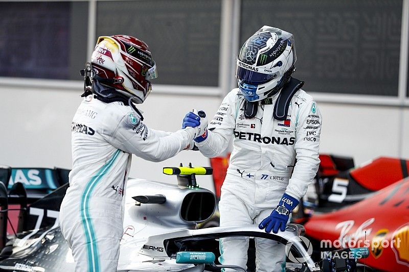 Lewis Hamilton, Mercedes AMG F1 y Valtteri Bottas, Mercedes AMG F1 celebraron en Parc Ferme 