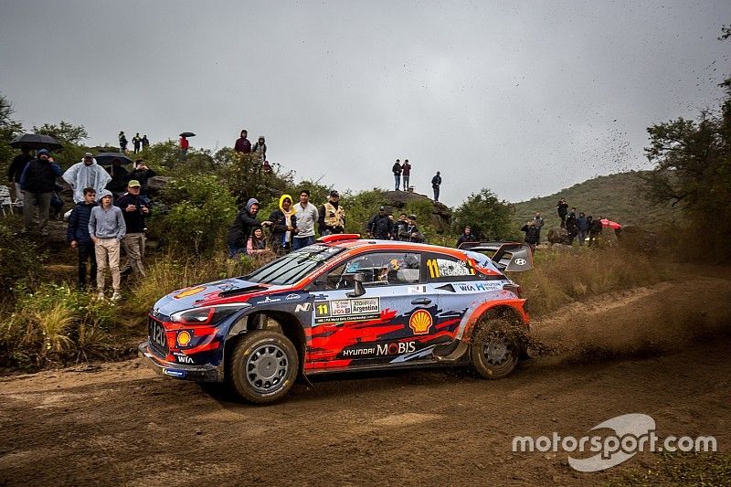 Thierry Neuville, Nicolas Gilsoul, Hyundai Motorsport Hyundai i20 Coupe WRC avec Andrea Adamo, directeur de Hyundai Motorsport