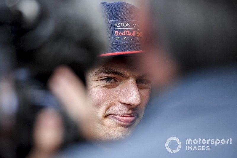 Max Verstappen, Red Bull Racing con los medios