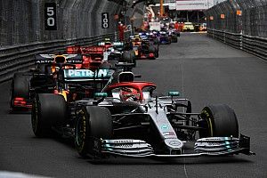 Verstappen tapad és tapad Hamiltonra, de nem megy: videó