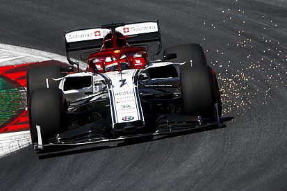 VÍDEO: Raikkonen mostra dedo do meio a Hamilton após ser atrapalhado no Q1
