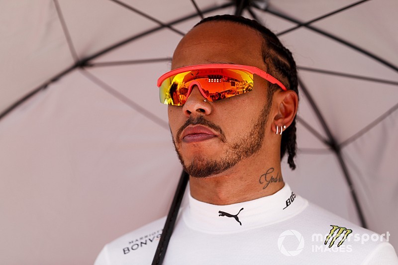 Hamilton, a menő világbajnok: saját tervezésű napszemüveg