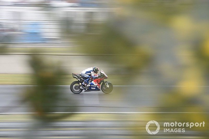 Bagnaia explica su incidente con Viñales: "Frenó para evitar la Aprilia y yo me lo llevé a él"