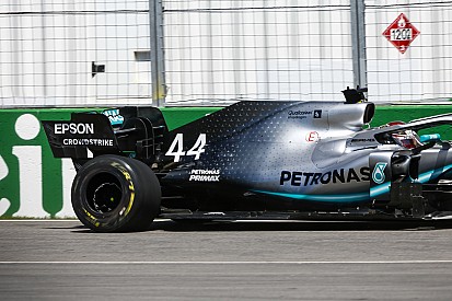 Videón, ahogy Hamilton összetöri a Mercedest a kanadai FP2-n!