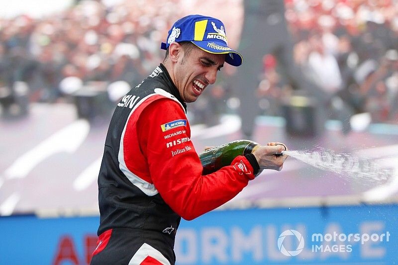 Sébastien Buemi, Nissan e.Dams, célèbre sa troisième place sur le podium