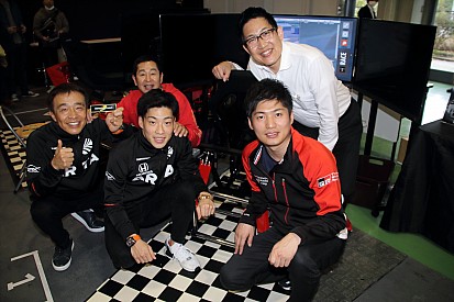 SGT王者たちも夢中に! motorsport.comコーナーのレーシングシミュレータが盛況