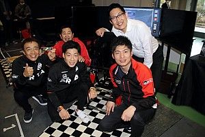 SGT王者たちも夢中に! motorsport.comコーナーのレーシングシミュレータが盛況