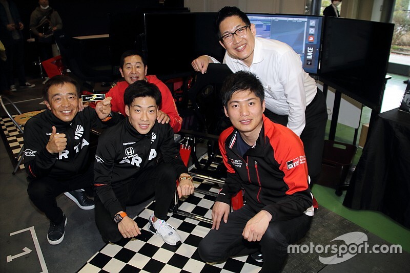 SGT王者たちも夢中に! motorsport.comコーナーのレーシングシミュレータが盛況