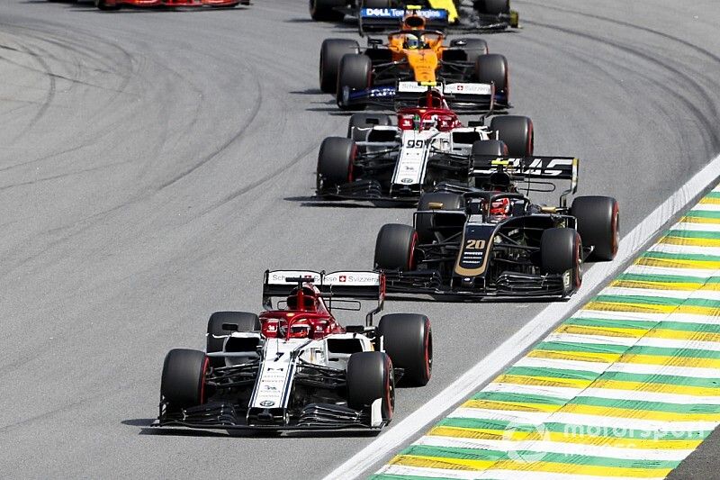 Kimi Raikkonen, Alfa Romeo Racing C38, devant Kevin Magnussen, Haas F1 Team VF-19, Antonio Giovinazzi, Alfa Romeo Racing C38, Lando Norris, McLaren MCL34, Daniel Ricciardo, Renault F1 Team R.S.19, et Charles Leclerc, Ferrari SF90