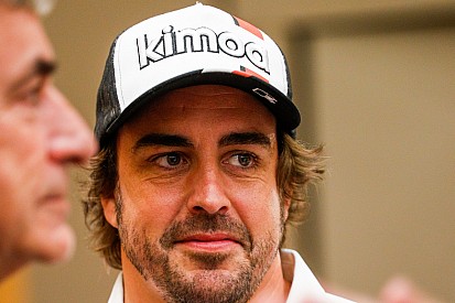 Alonso könyvet ír, indul az Indy 500-on, de a Forma-1-ről még nem döntött