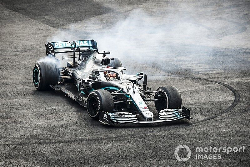 Il vincitore della gara Lewis Hamilton, Mercedes AMG F1 W10, esegue un donut