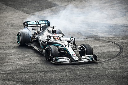 Hamilton rendesen megpörgette a már világbajnok Mercedest