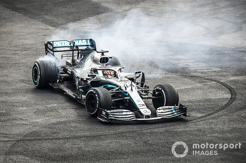 Hamilton rendesen megpörgette a már világbajnok Mercedest