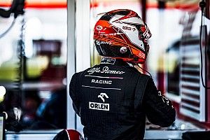 Фото: Alfa Romeo в камуфляжной раскраске едет по трассе. За рулем Кими Райкконен