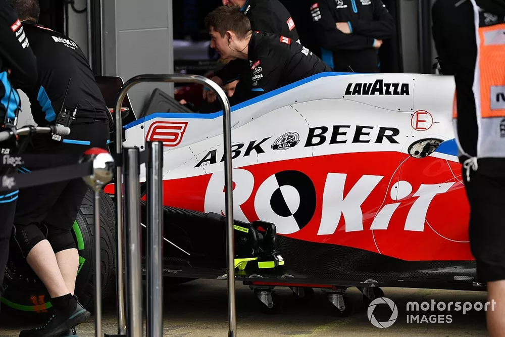 Mec&aacute;nicos trabajan en el coche de Nicholas Latifi, Williams FW43