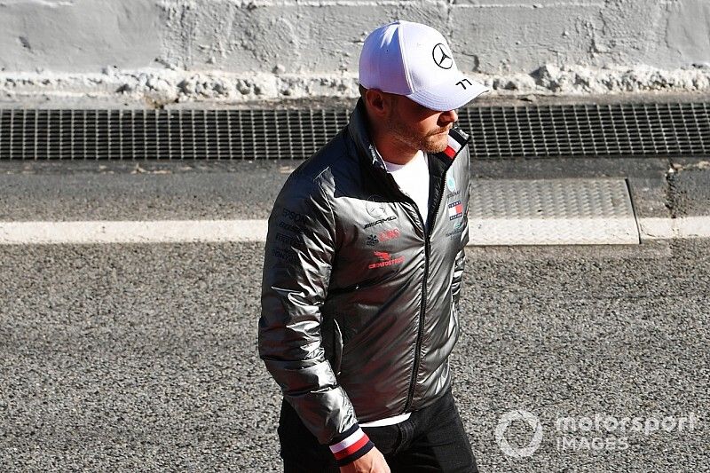 Bottas egy igazi álombringán teker otthon, háttérben az óriás Kinder tojásokkal