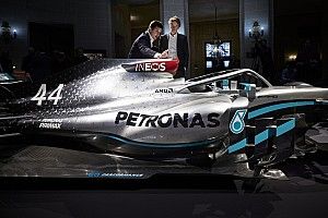 Mercedes и Aston Martin покажут новые болиды Формулы 1 в марте
