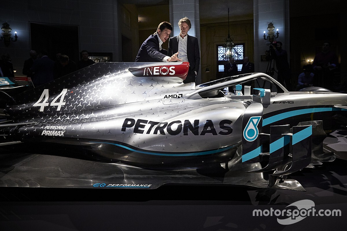 Mercedes и Aston Martin покажут новые болиды Формулы 1 в марте