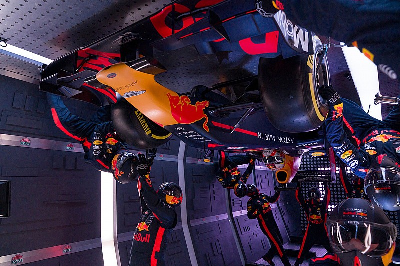 Őrület: zéró gravitációban cserélt kereket Red Bull F1-es csapata (videó, képek)