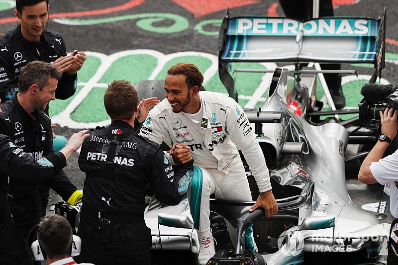 Hamilton nem zárja ki, hogy egy nap elhagyja a Mercedest