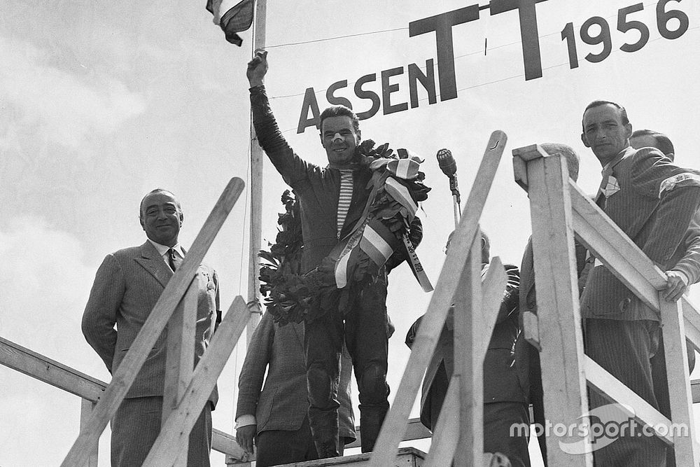 Le vainqueur Carlo Ubbiali, MV Agusta, sur le podium