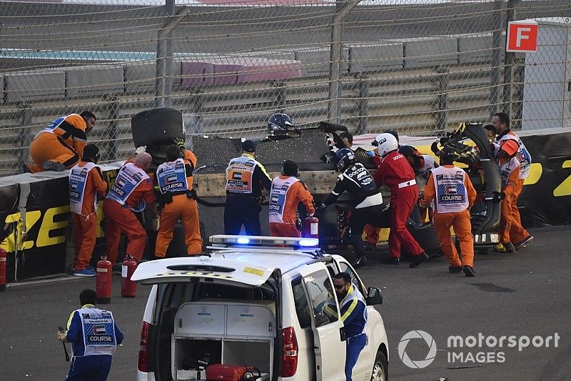 Los médicos y oficiales asisten a Nico Hulkenberg, Renault Sport F1 Team R.S. 18 que se estrelló y volcó en la primera vuelta