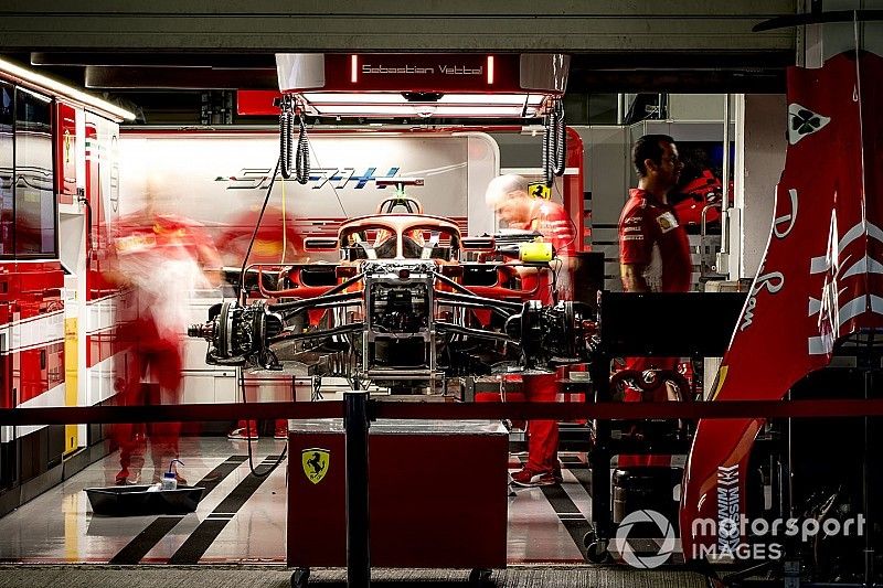 ingegneri a lavoro sulla monoposto di Sebastian Vettel, Ferrari SF71H