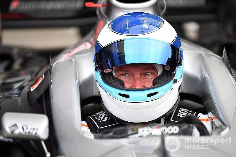 Mika Hakkinen, McLaren MP4-13 lors d'un tour de démonstration des légendes de la F1