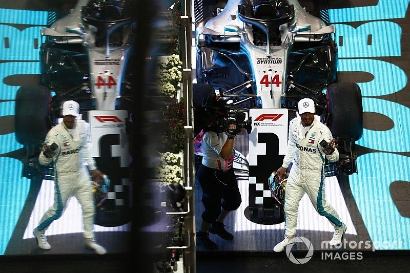 Lewis Hamilton, Mercedes AMG F1 W09 EQ Power+, celebra después de ganar la carrera