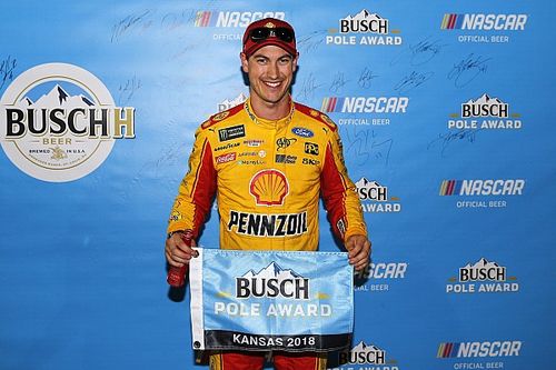 Logano batte Harvick ed Almirola e centra la prima pole stagionale in Kansas